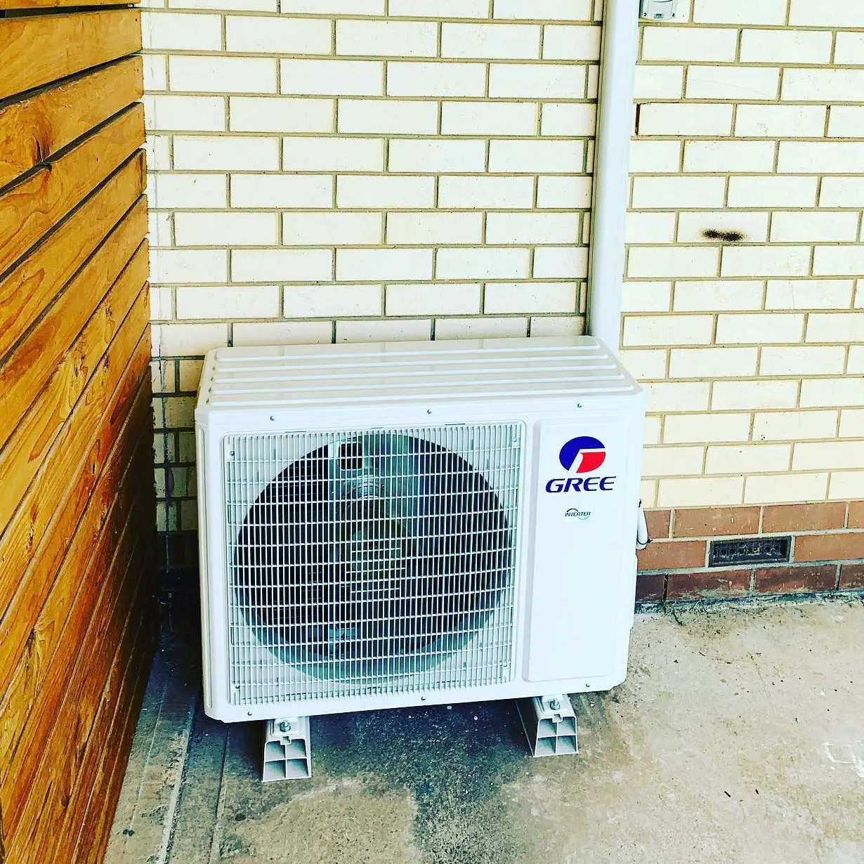 A new 7kw Gree air conditioner that we installed in Port Noarlunga South at the back of a property.